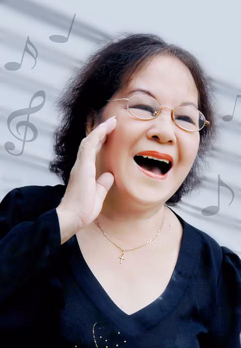 NSND Tường Vy mở đầu với lối biểu diễn tiếng chim hót qua ca khúc Cô gái vót chông.