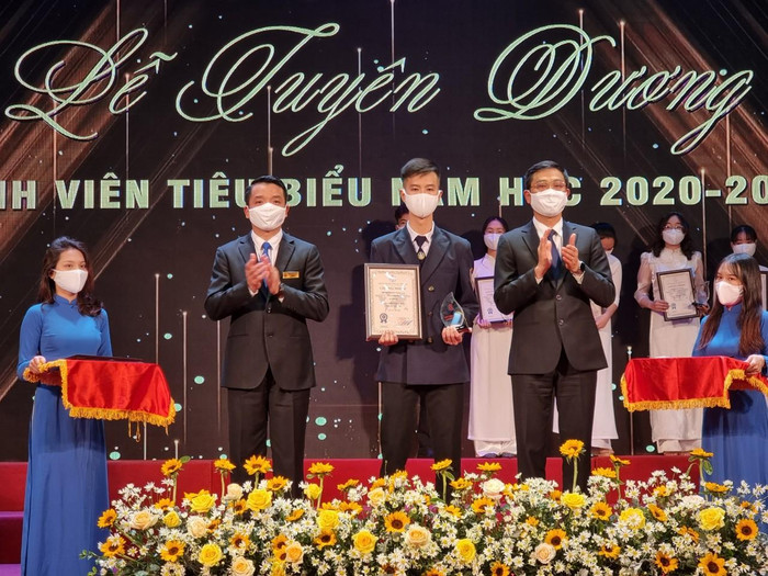 Phó Giáo sư. Tiến sĩ Nguyễn Khắc Khiêm – Bí thư Đảng ủy, Chủ tịch Hội đồng Trường và ông Bùi Văn Kiệm - Giám đốc Sở Giáo dục và Đào tạo Hải Phòng trao thưởng cho sinh viên tiêu biểu (ảnh: Phương Linh) Phó Giáo sư. Tiến sĩ Nguyễn Khắc Khiêm – Bí thư Đảng ủy, Chủ tịch Hội đồng Trường và ông Bùi Văn Kiệm - Giám đốc Sở Giáo dục và Đào tạo Hải Phòng trao thưởng cho sinh viên tiêu biểu (ảnh: Phương Linh)