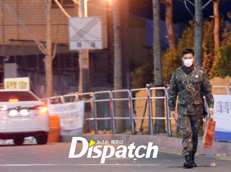 Bi Rain vẫn để nguyên quân phục khi hẹn hò bạn gái. Bi Rain vẫn để nguyên quân phục khi hẹn hò bạn gái.