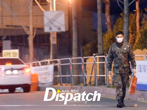 Bi Rain vẫn để nguyên quân phục khi hẹn hò bạn gái.