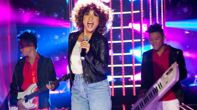 Ca sĩ Mỹ Linh, thành viên ban giám khảo của Gương mặt thân quen cũng hóa thân thành nữ da màu Janet Jackson. Ca sĩ Mỹ Linh, thành viên ban giám khảo của Gương mặt thân quen cũng hóa thân thành nữ da màu Janet Jackson.