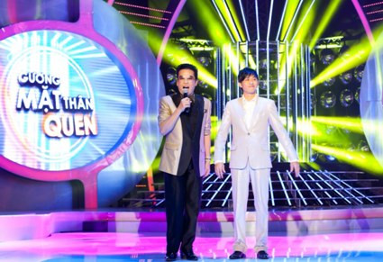 Giám khảo - danh hài Hoài Linh (phải) bên cạnh MC Thanh Bạch trong Gương mặt thân quen. Giám khảo - danh hài Hoài Linh (phải) bên cạnh MC Thanh Bạch trong Gương mặt thân quen.