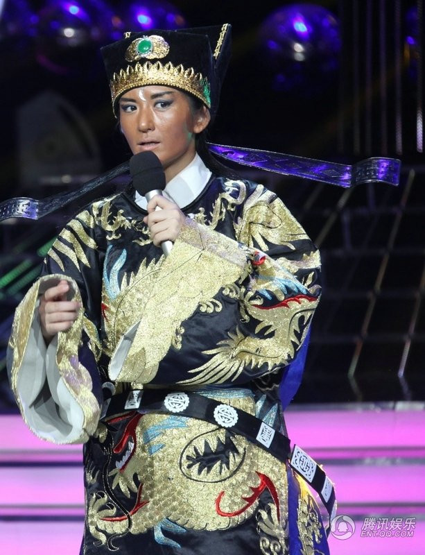 Nữ diễn viên Tạ Na hóa thân thành nhân vật Bao Công. Nữ diễn viên Tạ Na hóa thân thành nhân vật Bao Công.