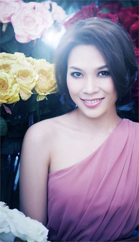 Kiểu tóc thẳng và màu môi nhạt, trang điểm nhẹ nhàng vẽ nên một chân dung Mỹ Tầm gần gũi, xinh xắn và thật đáng yêu. Vẫn phong cách trang điểm nhẹ nhàng như thế nhưng kiểu tóc xoăn, trông Mỹ Tâm trở nên lady, quyến rũ hơn. Màu môi ăn ý với bộ trang phục đang mặc, Mỹ Tâm tỏ ra rất chu đáo và cẩn thận trong phong cách trang điểm và ăn mặc. Tươi tắn, một cảm giác thoải mái mà Mỹ Tâm mang đến cho người đối diện bởi cách trang điểm nhẹ với màu môi thật tươi. Một sự biến hóa đầy bất ngờ và cá tính. Mỹ Tâm trông vô cùng lạ lẫm và ấn tượng. Tất cả sự biến hóa đầy thú vị của Mỹ Tâm trong loạt ảnh đặc biệt này nhờ sự giúp sức của chuyên gia trang điểm Hồ Khanh. Anh là một trong những chuyên gia trang điểm nổi tiếng hàng đầu tại TP.H Khám phá phong cách trang điểm của Mỹ Tâm