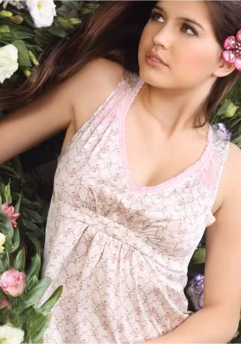 Các mẫu thiết kế mới đang có mặt tại hệ thống cửa hàng Vera trên toàn quốc. Đón chào mùa cưới, hãng tổ chức chương trình khuyến mãi "Vera mùa yêu" với nhiều ưu đãi. Còn sau đây là những hình ảnh của những mẫu thiết kế khác của Vera rất được phái đẹp yêu thích.