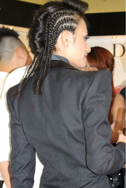 Tina Tình đã quá đà trong cách hành xử với mái tóc của mình.