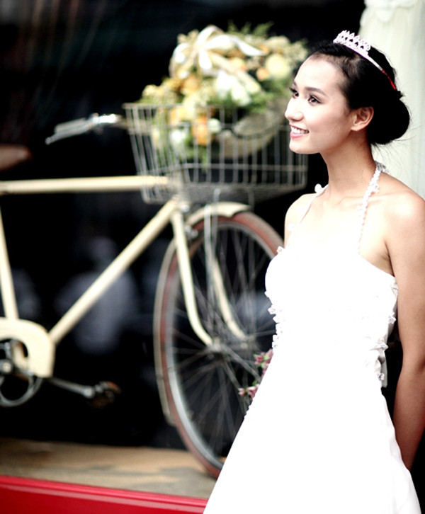 12.Lã Thanh Huyền Giải nhất “Phụ nữ thế kỷ 21” sở hữu vẻ đẹp đậm chất Á Đông: đôi mắt đen láy, nụ cười rạng rỡ, làn da mịn màng, mái tóc dài óng ả… tất cả làm nên một sức lôi cuốn đặc biệt. Mới “theo chàng về dinh” cách đây ít lâu, Lã Thanh Huyền vẫn khiến người hâm mộ khen không tiếc lời khi ngắm nhìn cô lộng lẫy trong trang phục cô dâu. Sự kết hợp hài hòa giữa phục trang và con người đã làm nên những dấu ấn nghệ thuật đầy sống động. Các mỹ nhân chứng minh giá trị và vẻ đẹp thực sự của phục trang, và những chiếc váy cưới “đền đáp” bằng cách tôn lên nét quyến rũ, hấp dẫn cho các mỹ nhân, khiến họ đã xinh đẹp lại càng thêm phần lộng lẫy hơn. 12.Lã Thanh Huyền Giải nhất “Phụ nữ thế kỷ 21” sở hữu vẻ đẹp đậm chất Á Đông: đôi mắt đen láy, nụ cười rạng rỡ, làn da mịn màng, mái tóc dài óng ả… tất cả làm nên một sức lôi cuốn đặc biệt. Mới “theo chàng về dinh” cách đây ít lâu, Lã Thanh Huyền vẫn khiến người hâm mộ khen không tiếc lời khi ngắm nhìn cô lộng lẫy trong trang phục cô dâu. Sự kết hợp hài hòa giữa phục trang và con người đã làm nên những dấu ấn nghệ thuật đầy sống động. Các mỹ nhân chứng minh giá trị và vẻ đẹp thực sự của phục trang, và những chiếc váy cưới “đền đáp” bằng cách tôn lên nét quyến rũ, hấp dẫn cho các mỹ nhân, khiến họ đã xinh đẹp lại càng thêm phần lộng lẫy hơn.