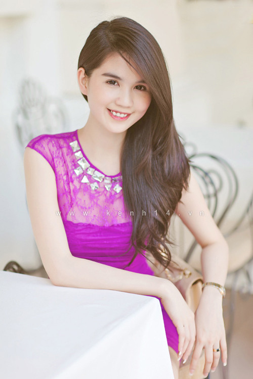 Chiếc váy tím này làm cho Ngọc Trinh thật sự nổi bật bởi làn da trắng của cô. Nhẫn, đồng hồ và túi tuy đơn giản nhưng cùng tông với nhau tạo nên sự hài hòa tổng thể.