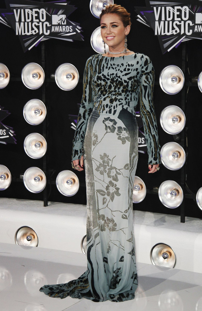 Miley Cyrus không biết có diện nhầm váy đầm của…mẹ không nhỉ ? Miley Cyrus không biết có diện nhầm váy đầm của…mẹ không nhỉ ?