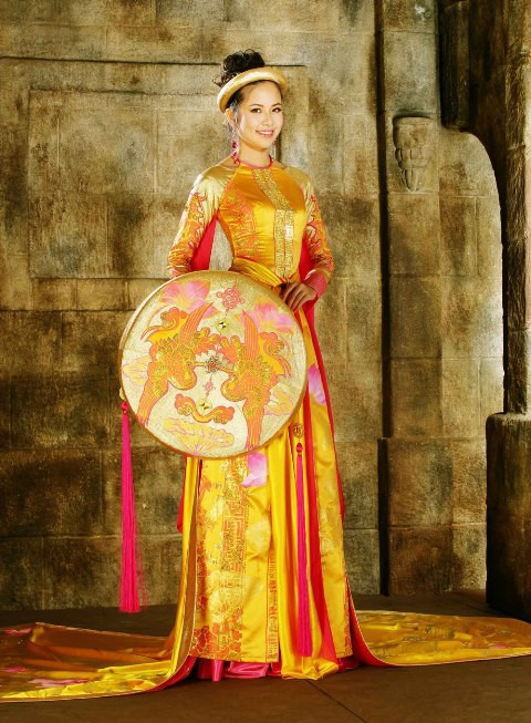 Bộ trang phục truyền thống mang tên Sen Việt mà người đẹp Kiều Khanh diện trong đêm chung kết đã để lại ấn tượng khá tốt trong con mắt bạn bè quốc tế trong cuộc thi Hoa hậu Thế giới 2010.