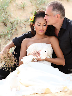 8.Phi Thanh Vân “Người đẹp dao kéo” tìm thấy bến đỗ hạnh phúc nơi người chồng ngoại quốc. Cho đến nay, cuộc sống lứa đôi của cô vẫn êm đẹp. Chiếc váy cưới Phi Thanh Vân lựa chọn vừa khoe được đường cong quyến rũ của người phụ nữ, vừa cực kỳ sang trọng. 8.Phi Thanh Vân “Người đẹp dao kéo” tìm thấy bến đỗ hạnh phúc nơi người chồng ngoại quốc. Cho đến nay, cuộc sống lứa đôi của cô vẫn êm đẹp. Chiếc váy cưới Phi Thanh Vân lựa chọn vừa khoe được đường cong quyến rũ của người phụ nữ, vừa cực kỳ sang trọng.