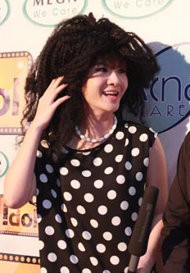 Mái tóc giả này đã làm cho Yến Nhi giống như một mụ phù thủy trong truyện cổ tích.