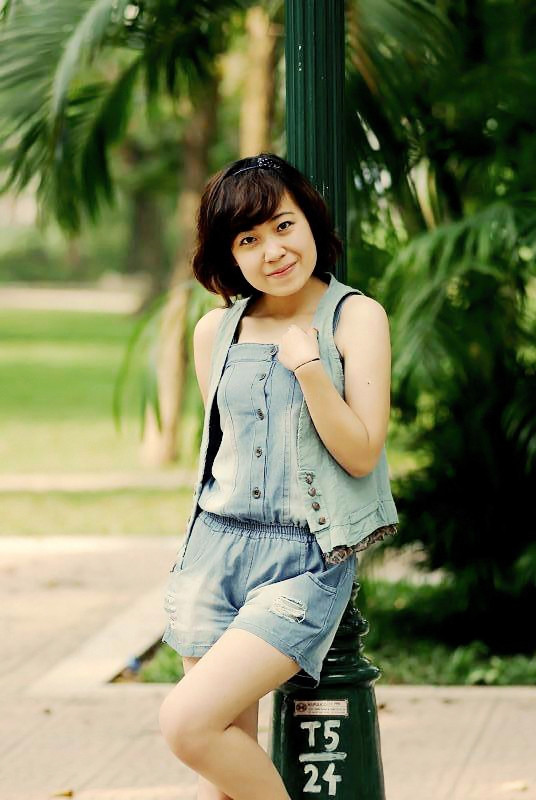 Ảnh 8: Sau dần chất liệu jeans được phát triển sang áo, quần yếm, mũ, túi xách, giày. Nhưng vẫn phát triển mạnh nhất ở địa hạt thời trang quần áo. Ảnh 8: Sau dần chất liệu jeans được phát triển sang áo, quần yếm, mũ, túi xách, giày. Nhưng vẫn phát triển mạnh nhất ở địa hạt thời trang quần áo.