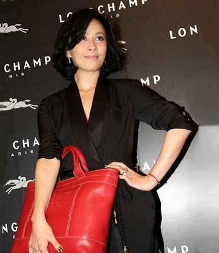 Lưu Gia Linh sinh năm1964. Có đôi lúc cô ăn mặc như một thiếu nữ và người ta dường như quên mất tuổi thật của cô. Lưu Gia Linh sinh năm1964. Có đôi lúc cô ăn mặc như một thiếu nữ và người ta dường như quên mất tuổi thật của cô.