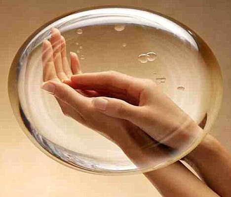 Bí quyết giữ gìn cho đôi bàn tay trị giá 5 triệu bảng Anh là loại dầu quả hạnh chỉ có 1,5 bảng.