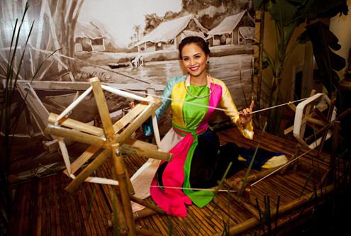 Cô cũng ngồi bên khung cửi để thử hóa thân thành cô gái xưa. Ở Diễm Hương như hội tụ đầy đủ những nét đẹp của vẻ đẹp Việt xưa : mắt sắc dao cau, lông mày lá liễu, má lúm đồng tiền...