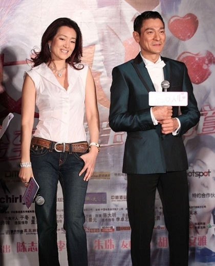 Sự kết hợp quần jean phối hợp với áo sơ mi ngắn tay này càng làm tăng độ trẻ trung của Củng Lợi. Sự kết hợp quần jean phối hợp với áo sơ mi ngắn tay này càng làm tăng độ trẻ trung của Củng Lợi.