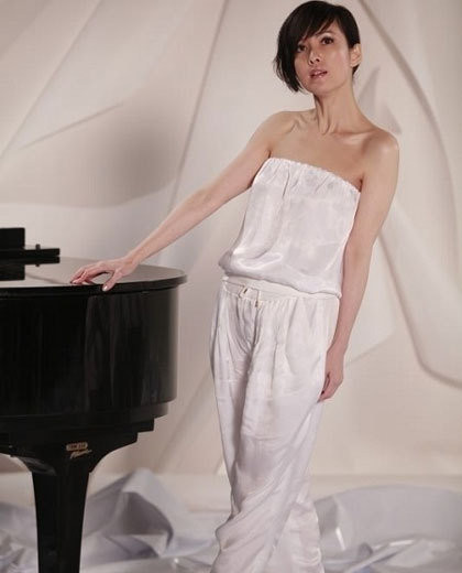 Năm tháng dường như không lưu lại dấu vết nào trên khuôn mặt cô. Năm tháng dường như không lưu lại dấu vết nào trên khuôn mặt cô.