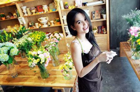 Bộ hình ghi lại những khoảnh khắc đời thường hết sức đáng yêu của tân Hoa hậu người Việt hoàn cầu 2011 trong một cửa hàng hoa.