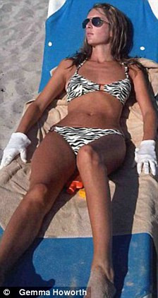 Tắm nắng cũng phải mang găng tay để bảo vệ da.