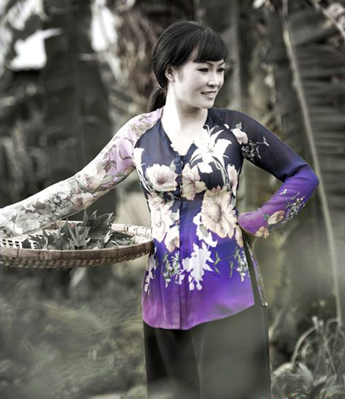 Trong đời sống âm nhạc nhiều nữ ca sĩ đã mạnh dạn diện những chiếc áo bà ba thôn quê để phù hợp với nội dung bài hát. Tuy nhiên rõ ràng người đẹp Việt vẫn tỏa sáng với những chiếc áo mộc mạc này. Chị Chanh cũng là tín đồ của trang phục dân tộc. Với vẻ bề ngoài không mấy "kiêu sa" Phương Thanh rất hợp với những chiếc áo bà ba.