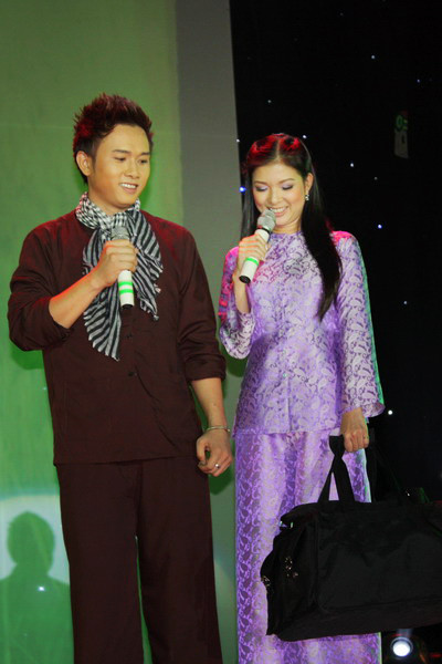 Thôn nữ Phạm Thanh Thảo cũng trông thục hiền hơn với bộ áo bà ba màu tím này.