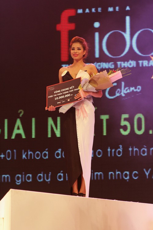 Phạm Thị Hương rạng rỡ trong niềm vui chiến thắng cùng các thí sinh khác. Lộ diện thần tượng thời trang đầu tiên của F-idol