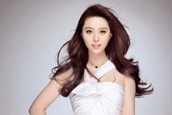 Cách trang điểm nhẹ nhàng, bộ váy màu trắng cùng với phụ kiện đơn giản đã tạo nên một Phạm Băng Băng xinh đẹp không tì vết.