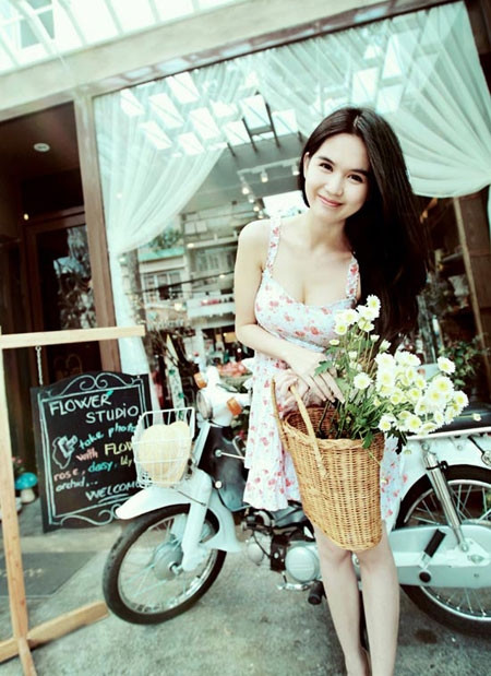 Kiểu váy xòe này thường ngắn và thường được may bằng chất liệu voan mỏng nên khi may phải may thêm một lớp vải lót bên trong cho kín đáo. Trong những tấm ảnh này ta thấy Ngọc Trinh không tạo dáng bởi những tư thế gợi cảm mà thay vào đó là e ấp, dịu dàng và kín đáo.