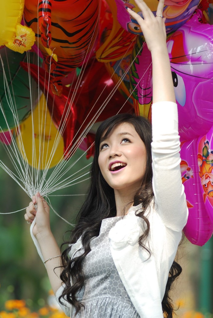 Váy đầm vừa nhẹ nhàng, xinh xắn, vừa tạo cho Xuân Mai cảm giác thoải mái khi vận động.