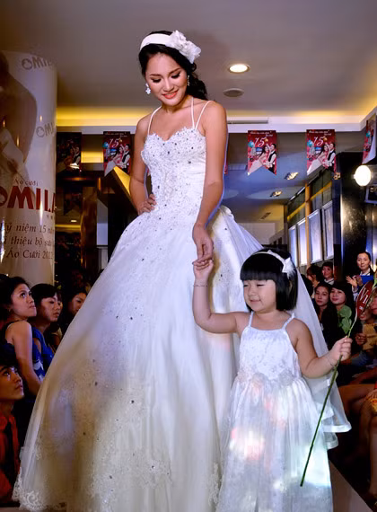 Màn xuất hiện đầu tiên cùng người mẫu nhí tạo không khí vui vẻ cho chương trình.