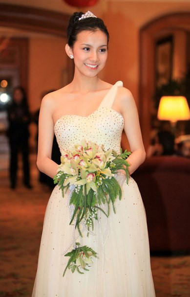 5.Thùy Lâm Sở hữu vẻ đẹp nền nã, dịu dàng đầy nữ tính, hoa hậu hoàn vũ Việt Nam năm 2008 như một đóa tường vi trong ngày cưới. Lựa chọn chiếc váy trắng quây để lộ đôi vai thon, phần chân váy xòe rộng bồng bềnh, Thùy Lâm khéo léo khoe đường cong và nét yêu kiều con gái. 5.Thùy Lâm Sở hữu vẻ đẹp nền nã, dịu dàng đầy nữ tính, hoa hậu hoàn vũ Việt Nam năm 2008 như một đóa tường vi trong ngày cưới. Lựa chọn chiếc váy trắng quây để lộ đôi vai thon, phần chân váy xòe rộng bồng bềnh, Thùy Lâm khéo léo khoe đường cong và nét yêu kiều con gái.