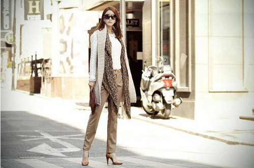 10. Áo choàng len Len cũng là một chất liệu rất được ưa chuộng và mùa đông. Nếu bạn đã quá quen với những chiêc áo len mỏng, áo len dệt kim thì mùa đông năm nay bạn có thêm cả sự lựa chọn áo choàng len.