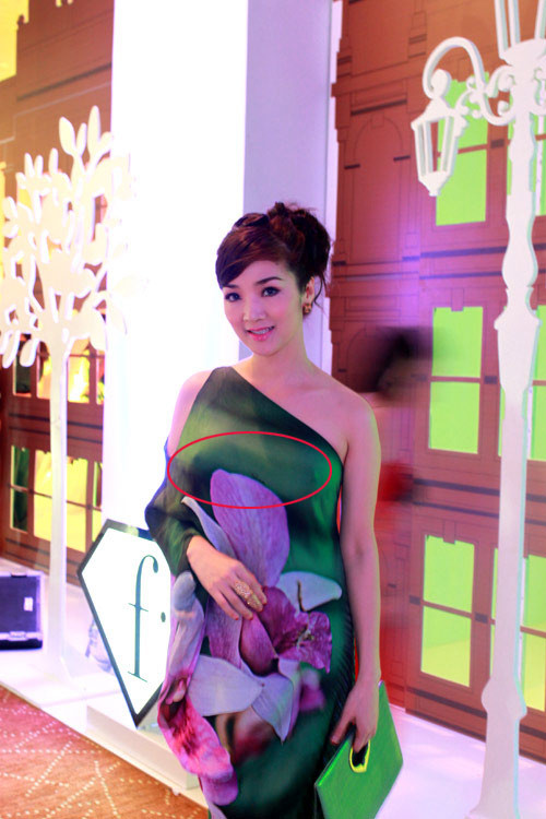 Cũng trong một chương trình thời trang, hoa hậu đền Hùng - Giáng My cũng khiến khán giả đau mắt với kiểu "thả rông" vòng 1, không thèm dùng miếng dán ngực để lộ vết hằn ở ngực. Cũng trong một chương trình thời trang, hoa hậu đền Hùng - Giáng My cũng khiến khán giả đau mắt với kiểu "thả rông" vòng 1, không thèm dùng miếng dán ngực để lộ vết hằn ở ngực.