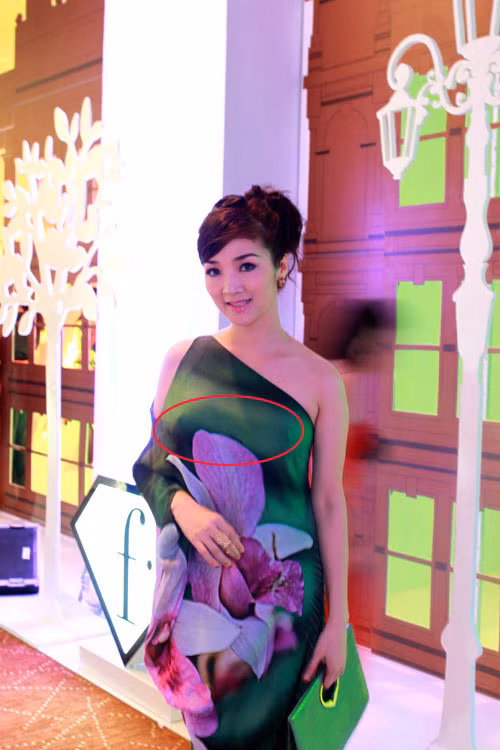 Cũng trong một chương trình thời trang, hoa hậu đền Hùng - Giáng My cũng khiến khán giả đau mắt với kiểu "thả rông" vòng 1, không thèm dùng miếng dán ngực để lộ vết hằn ở ngực.