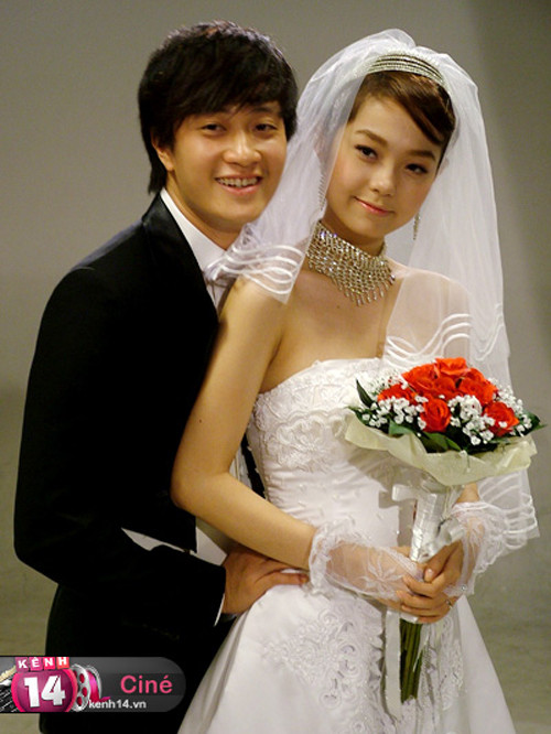 Không chỉ sở hữu gương mặt khả ái cùng vóc dáng hoàn mỹ, các Mỹ nhân Việt còn tạo nên sức lôi cuốn hấp dẫn từ nụ cười rạng ngời, nét trẻ trung tươi tắn đầy sống động. Điểm nổi bật dễ thấy ở họ chính là nét quyến rũ ngọt ngào đậm chất Á Đông. 1.Minh hằng Tuy còn rất trẻ và chưa có kế hoạch cho việc lên xe hoa, nhưng diễn viên ca sĩ Thanh Hằng đã có dịp mặc váy cô dâu khi kết duyên cùng Lương Mạnh Hải trong phim “ngôi nhà hạnh phúc” phiên bản Việt. Mẫu váy đáng yêu này đang là xu hướng yêu thích trong giới trẻ Việt. Không chỉ sở hữu gương mặt khả ái cùng vóc dáng hoàn mỹ, các Mỹ nhân Việt còn tạo nên sức lôi cuốn hấp dẫn từ nụ cười rạng ngời, nét trẻ trung tươi tắn đầy sống động. Điểm nổi bật dễ thấy ở họ chính là nét quyến rũ ngọt ngào đậm chất Á Đông. 1.Minh hằng Tuy còn rất trẻ và chưa có kế hoạch cho việc lên xe hoa, nhưng diễn viên ca sĩ Thanh Hằng đã có dịp mặc váy cô dâu khi kết duyên cùng Lương Mạnh Hải trong phim “ngôi nhà hạnh phúc” phiên bản Việt. Mẫu váy đáng yêu này đang là xu hướng yêu thích trong giới trẻ Việt.