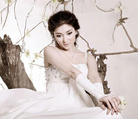 Dù đã hay chưa lên xe hoa thì các mỹ nhân Việt cũng khiếnngười ta phải trầm trồ ngắm nhìn khi sắm vai cô dâu xinh đẹp. Điểm nổi bật dễ thấy ở họ chính là nét quyến rũ ngọt ngào đậm chất Á Đông. 1.Nguyễn Thị Huyền Vẫn được so sánh với vẻ đẹp của trăng rằm, hoa hậu Nguyễn Thị Huyền dường như càng trở nên đằm thắm và kiều diễm hơn trong trang phục cô dâu. Dù đã hay chưa lên xe hoa thì các mỹ nhân Việt cũng khiếnngười ta phải trầm trồ ngắm nhìn khi sắm vai cô dâu xinh đẹp. Điểm nổi bật dễ thấy ở họ chính là nét quyến rũ ngọt ngào đậm chất Á Đông. 1.Nguyễn Thị Huyền Vẫn được so sánh với vẻ đẹp của trăng rằm, hoa hậu Nguyễn Thị Huyền dường như càng trở nên đằm thắm và kiều diễm hơn trong trang phục cô dâu.