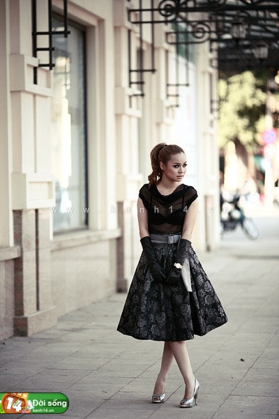 "Yêu nữ hàng hiệu" Vũ Hạnh Nguyên kết hợp chân váy đen in hoa hồng với áo sheer "sexy".