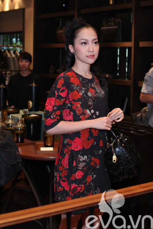 Với phong cách quý phái này, Linh Nga chọn kiểu tóc khá đơn giản nhưng lại tạo được điểm nhấn với chiếc bờm hoa màu đen Với phong cách quý phái này, Linh Nga chọn kiểu tóc khá đơn giản nhưng lại tạo được điểm nhấn với chiếc bờm hoa màu đen