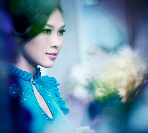 Kiểu tóc thẳng và màu môi nhạt, trang điểm nhẹ nhàng vẽ nên một chân dung Mỹ Tầm gần gũi, xinh xắn và thật đáng yêu. Vẫn phong cách trang điểm nhẹ nhàng như thế nhưng kiểu tóc xoăn, trông Mỹ Tâm trở nên lady, quyến rũ hơn. Màu môi ăn ý với bộ trang phục đang mặc, Mỹ Tâm tỏ ra rất chu đáo và cẩn thận trong phong cách trang điểm và ăn mặc. Tươi tắn, một cảm giác thoải mái mà Mỹ Tâm mang đến cho người đối diện bởi cách trang điểm nhẹ với màu môi thật tươi. Một sự biến hóa đầy bất ngờ và cá tính. Mỹ Tâm trông vô cùng lạ lẫm và ấn tượng. Tất cả sự biến hóa đầy thú vị của Mỹ Tâm trong loạt ảnh đặc biệt này nhờ sự giúp sức của chuyên gia trang điểm Hồ Khanh. Anh là một trong những chuyên gia trang điểm nổi tiếng hàng đầu tại TP.H Khám phá phong cách trang điểm của Mỹ Tâm