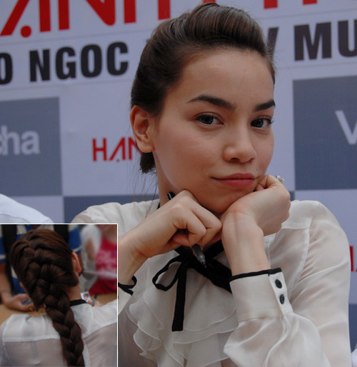 Kiểu tóc tết thế này thỉnh thoảng Hà cũng áp dụng cho những buổi làm việc cần sự linh động. Kiểu tóc tết thế này thỉnh thoảng Hà cũng áp dụng cho những buổi làm việc cần sự linh động.