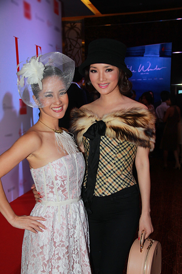 Hồng Nhung khoe phong cách quý tộc với váy ren và phụ kiện nổi bật. Giáng My cũng rạng rỡ không kém với áo kết lông thú. Hồng Nhung khoe phong cách quý tộc với váy ren và phụ kiện nổi bật. Giáng My cũng rạng rỡ không kém với áo kết lông thú.