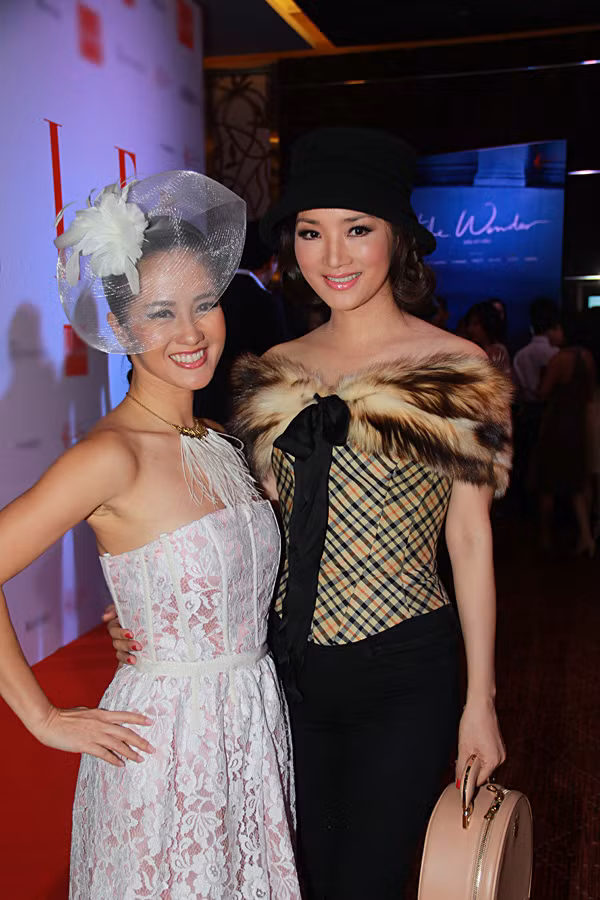 Hồng Nhung khoe phong cách quý tộc với váy ren và phụ kiện nổi bật. Giáng My cũng rạng rỡ không kém với áo kết lông thú.