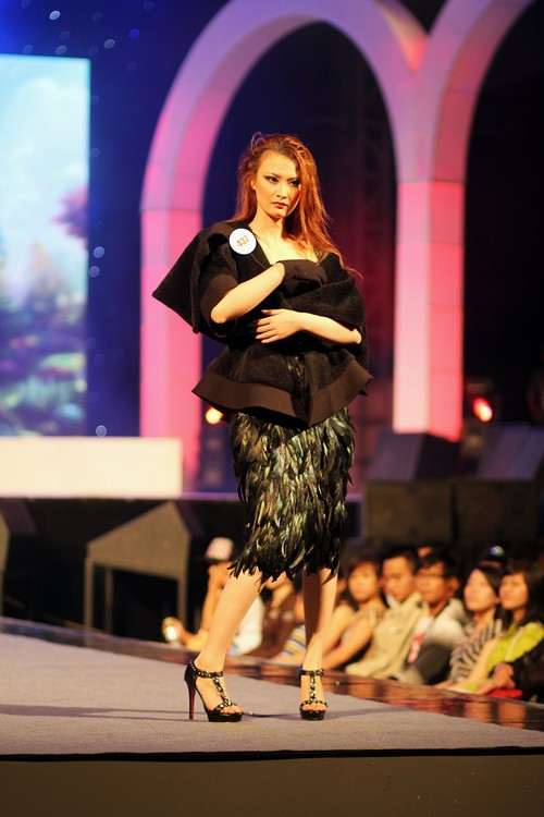 Bộ sưu tập Thu Đông của NTK Kelly Bùi gây ấn tượng mạnh mẽ Lộ diện thần tượng thời trang đầu tiên của F-idol