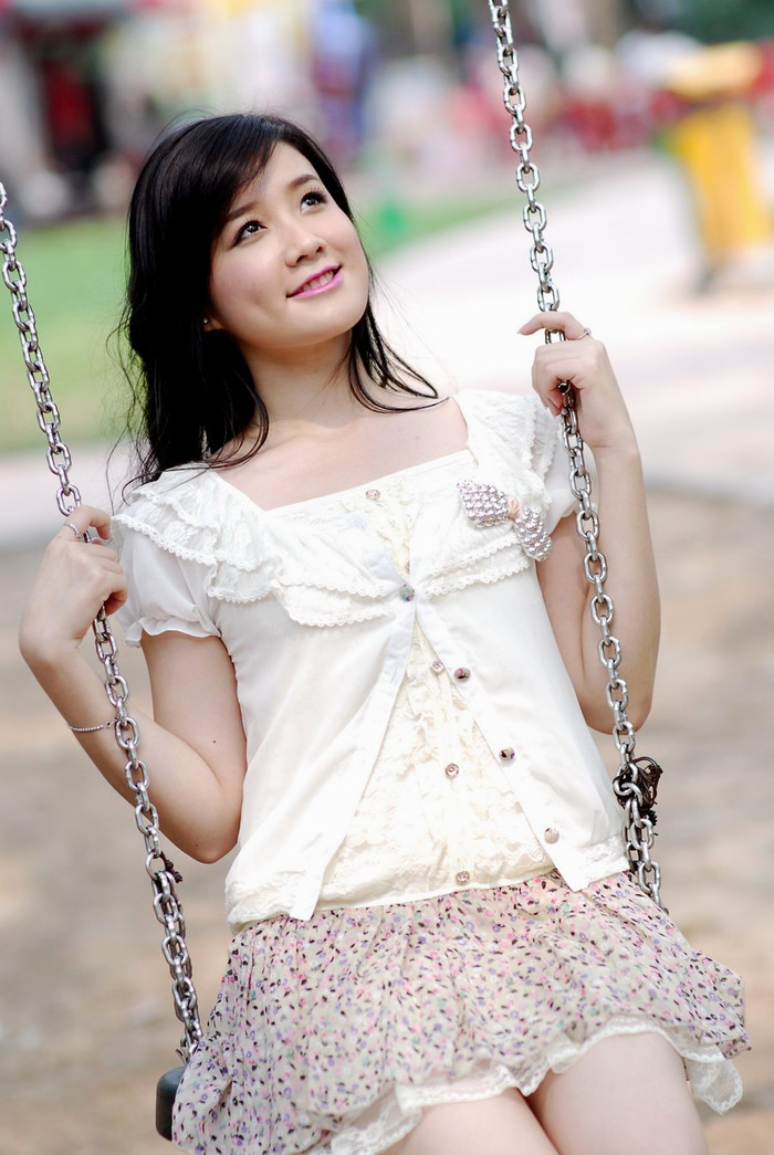 2. Nữ tính Với chiếc áo sơ mi cách điệu, những đường viền ren, phối cùng chân váy voan họa tiết nhỏ. Trông Xuân Mai thật nữ tính và ngây thơ.