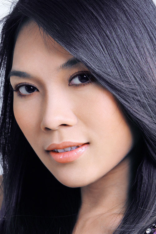 Kiểu tóc thẳng và màu môi nhạt, trang điểm nhẹ nhàng vẽ nên một chân dung Mỹ Tầm gần gũi, xinh xắn và thật đáng yêu. Vẫn phong cách trang điểm nhẹ nhàng như thế nhưng kiểu tóc xoăn, trông Mỹ Tâm trở nên lady, quyến rũ hơn. Màu môi ăn ý với bộ trang phục đang mặc, Mỹ Tâm tỏ ra rất chu đáo và cẩn thận trong phong cách trang điểm và ăn mặc. Tươi tắn, một cảm giác thoải mái mà Mỹ Tâm mang đến cho người đối diện bởi cách trang điểm nhẹ với màu môi thật tươi. Một sự biến hóa đầy bất ngờ và cá tính. Mỹ Tâm trông vô cùng lạ lẫm và ấn tượng. Tất cả sự biến hóa đầy thú vị của Mỹ Tâm trong loạt ảnh đặc biệt này nhờ sự giúp sức của chuyên gia trang điểm Hồ Khanh. Anh là một trong những chuyên gia trang điểm nổi tiếng hàng đầu tại TP.H Khám phá phong cách trang điểm của Mỹ Tâm