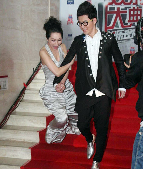 Một MC của Hoa ngữ cũng có pha vồ ếch ê mặt bởi chiếc váy lượt thượt này.