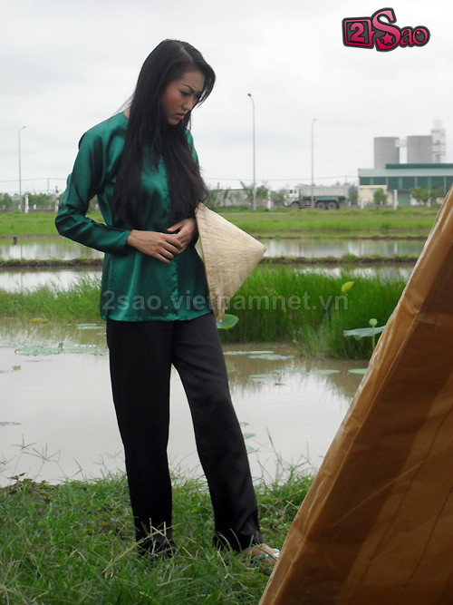 Người mẫu sexy Phi Thanh Vân cũng có lúc "kín như bưng" và trở thành thôn nữ...chăn vịt trong một MV của mình.Tuy nhiên với màu da nâu vốn có mà người đẹp diện áo bà ba màu xanh rêu này thì quả thật chỉ làm cho khuôn mặt của cô thêm...tối.