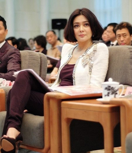 Người đẹp một thời của điện ảnh Hồng Kông Quan Chi Lâm sinh năm1962. Nhưng có lẽ nếp nhăn vẫn "e dè" làn da của cô. Người đẹp một thời của điện ảnh Hồng Kông Quan Chi Lâm sinh năm1962. Nhưng có lẽ nếp nhăn vẫn "e dè" làn da của cô.