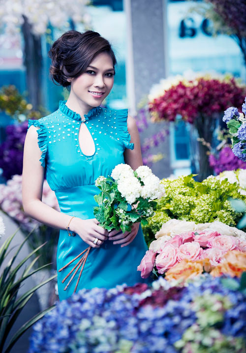 Kiểu tóc thẳng và màu môi nhạt, trang điểm nhẹ nhàng vẽ nên một chân dung Mỹ Tầm gần gũi, xinh xắn và thật đáng yêu. Vẫn phong cách trang điểm nhẹ nhàng như thế nhưng kiểu tóc xoăn, trông Mỹ Tâm trở nên lady, quyến rũ hơn. Màu môi ăn ý với bộ trang phục đang mặc, Mỹ Tâm tỏ ra rất chu đáo và cẩn thận trong phong cách trang điểm và ăn mặc. Tươi tắn, một cảm giác thoải mái mà Mỹ Tâm mang đến cho người đối diện bởi cách trang điểm nhẹ với màu môi thật tươi. Một sự biến hóa đầy bất ngờ và cá tính. Mỹ Tâm trông vô cùng lạ lẫm và ấn tượng. Tất cả sự biến hóa đầy thú vị của Mỹ Tâm trong loạt ảnh đặc biệt này nhờ sự giúp sức của chuyên gia trang điểm Hồ Khanh. Anh là một trong những chuyên gia trang điểm nổi tiếng hàng đầu tại TP.H Khám phá phong cách trang điểm của Mỹ Tâm